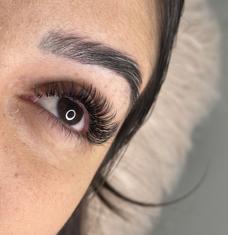 Wet Effect lash extensions